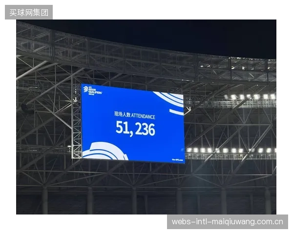 升班马重庆铜梁龙成为最大黑马，凭借稳定的防守和高效的进攻，稳居联赛前三。